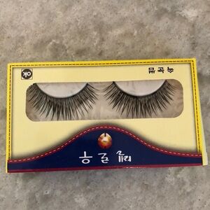 - Lashes - 1 pair